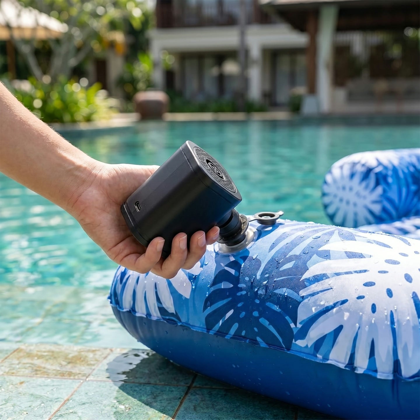Using the Sunlido rechargeable pump to inflate a pool float poolside